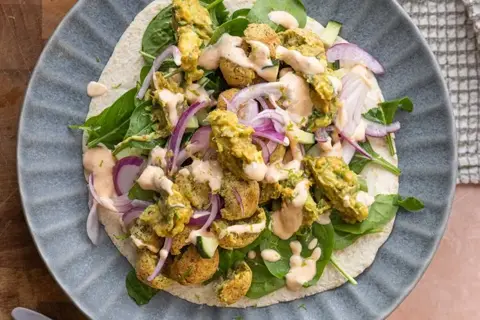 Falafel wrap med spicy avocado, letsyltet rødløg og srirachayoghurt