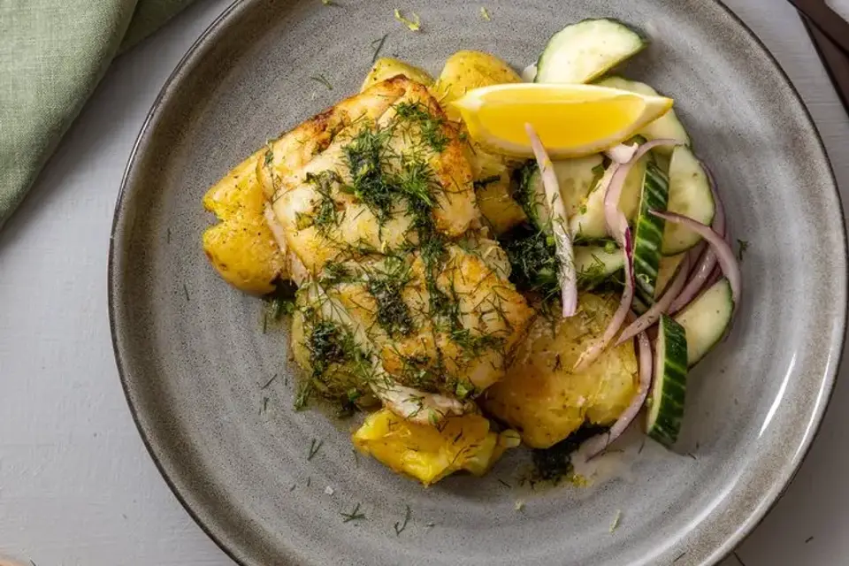 Dildstegt hvid fisk med knuste kartofler, citron og agurkesalat — RetNemts eget foto