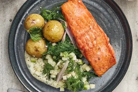Stegt laks med kogte kartofler, dild/sennepscreme og æblesalat