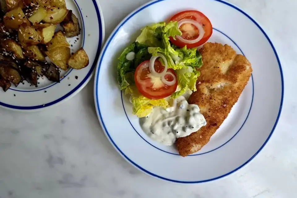 Sprød fisk med tartarsauce og bagte aubergine & kartofler — Skagenfoods eget foto