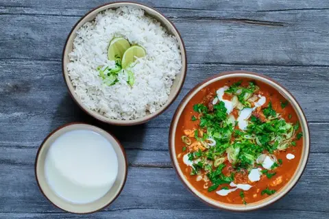 Murgh Makhani med krydrede kødboller og blomkål