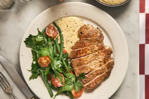 Porc aux Herbs - Urtestegt kotelet med bearnaise, lun bønnesalat og pommes frites