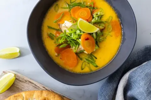 Thai-suppe med kylling og naanbrød