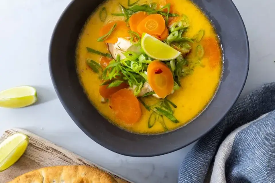 Thai-suppe med kylling og naanbrød — RetNemts eget foto