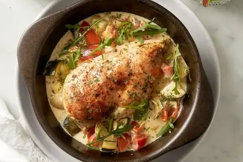 Fransk estragonkylling med kogte kartofler og salat
