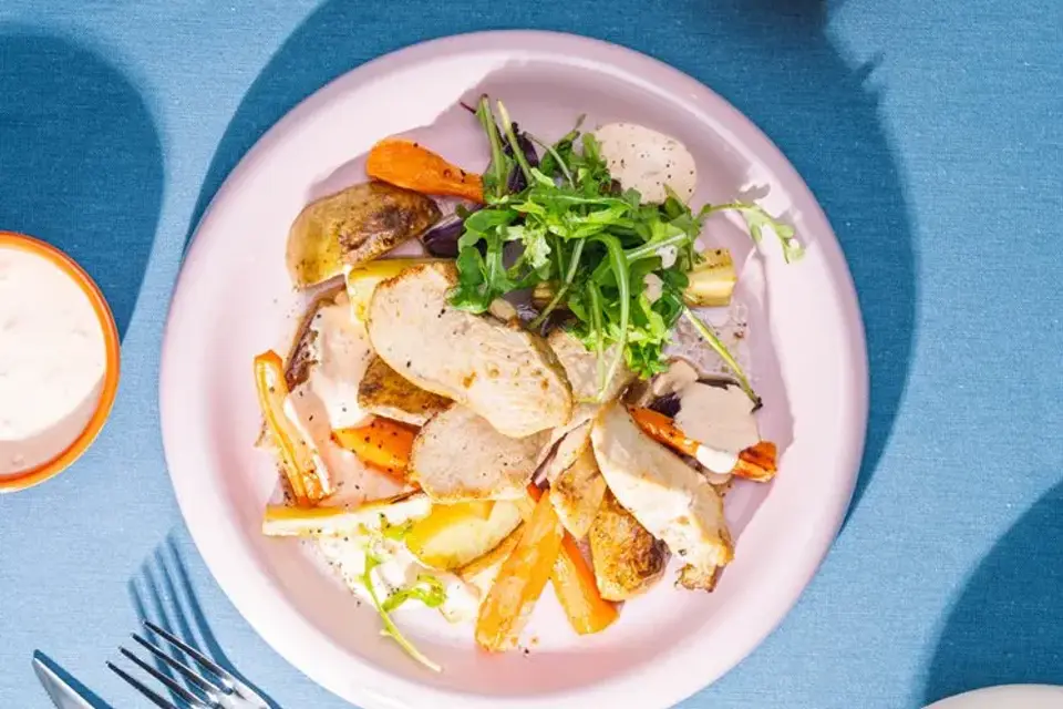 Stegt kyllingebryst med ovnbagte rodfrugter og kold chilisauce — RetNemts eget foto