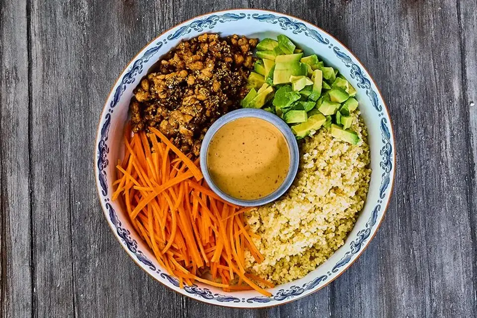 ELITE TEAM DK Fodboldspillerens Poké bowl med teriyakigris, bulgur, avokado og goma d... — Skagenfoods eget foto