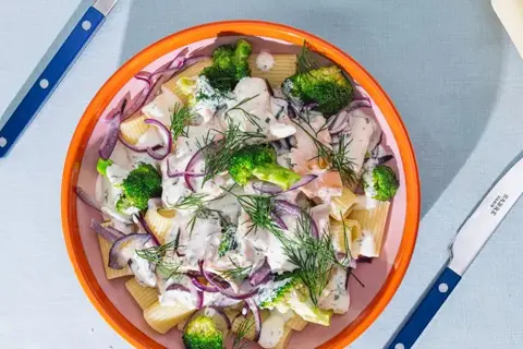 Cremet pasta med røget laks
