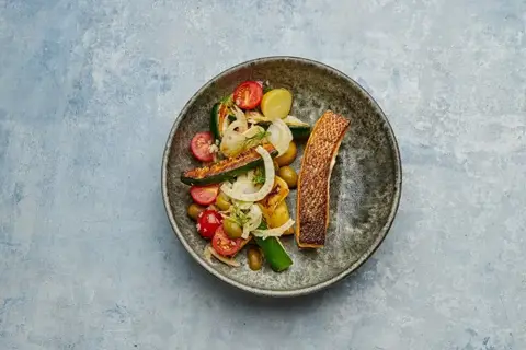 Team DK Stegt laks med kartofler, tomat og fennikel