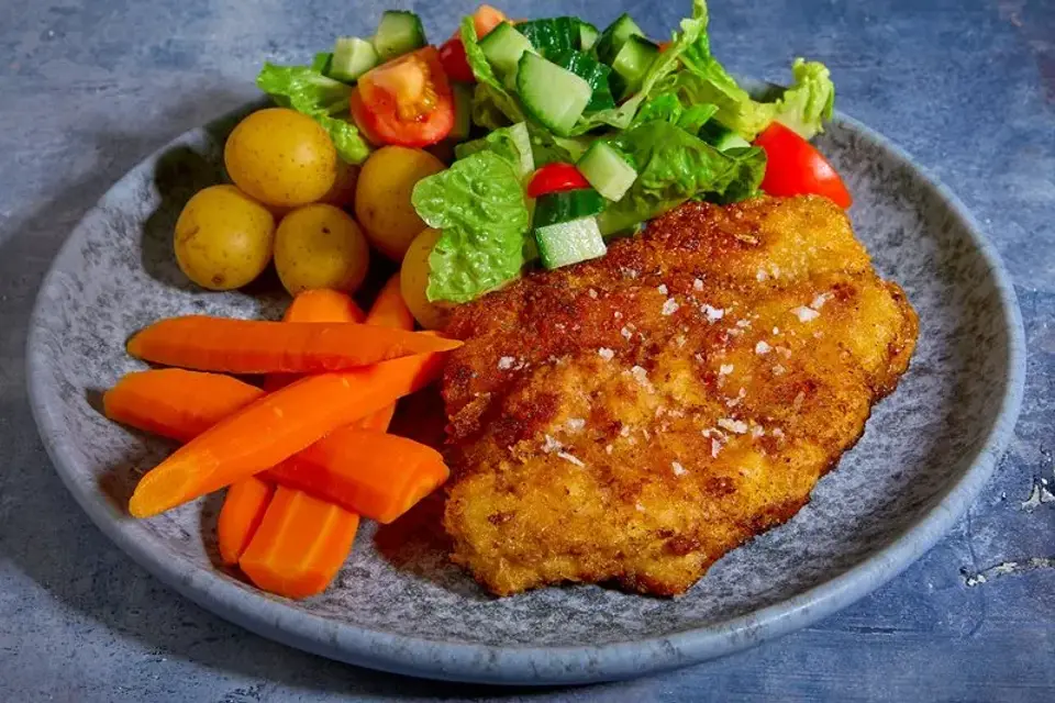 Paneret kotelet med kartofler, smørdampede gulerødder og grøn salat — Skagenfoods eget foto