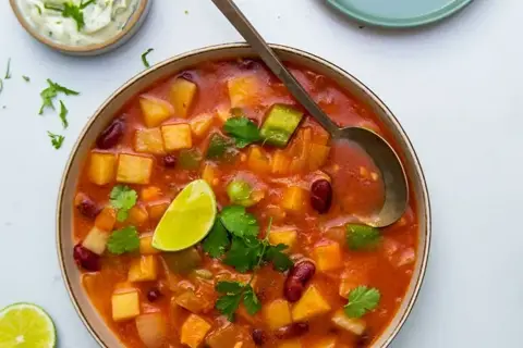 Chilensk bønnesuppe med koriandermayo og quesadillas