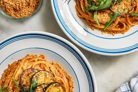 Pasta med rød pesto, chilistegt squash og pangrattato