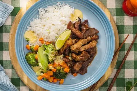 Hoisinstegte svinestrimler med grøntsagsris og curry/mangodressing