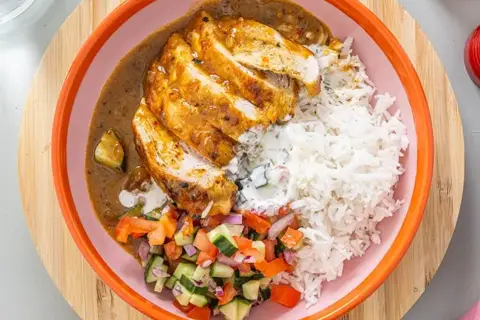Kylling i mangochutneysauce med tomatsalat og basmatiris