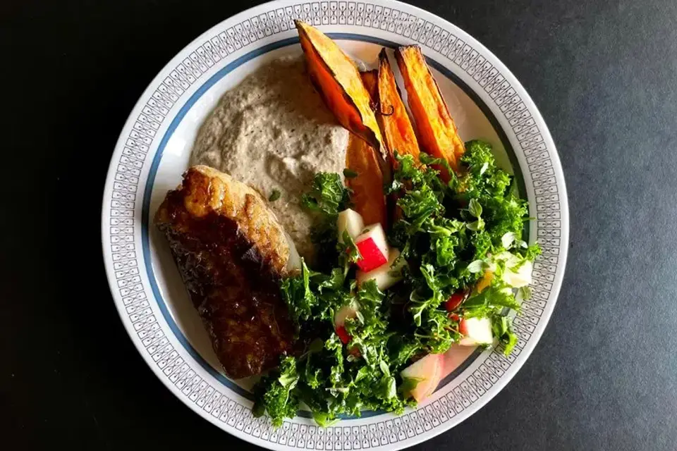 Bagt laks med svampecreme og grønkålssalat — Skagenfoods eget foto