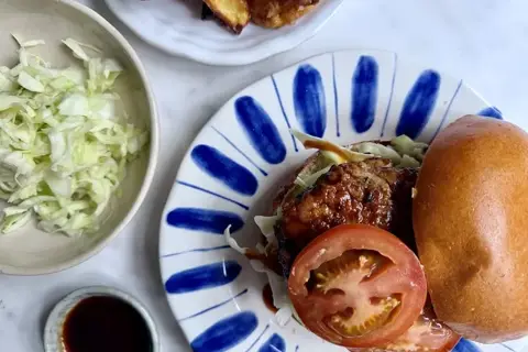 Dumplingsstyle burger med knust kål og spicy dressing