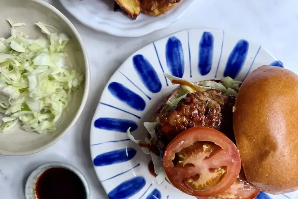 Dumplingsstyle burger med knust kål og spicy dressing — Skagenfoods eget foto