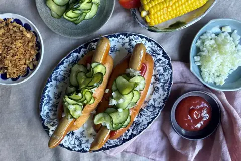 Hotdogs med remolade, ketchup og majskolber