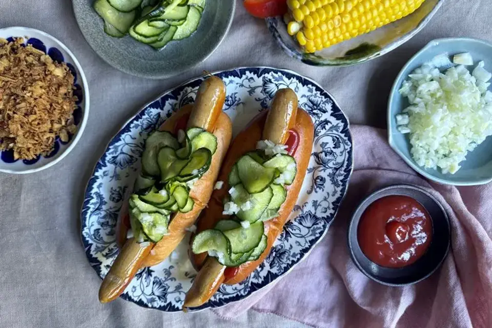 Hotdogs med remolade, ketchup og majskolber — Skagenfoods eget foto