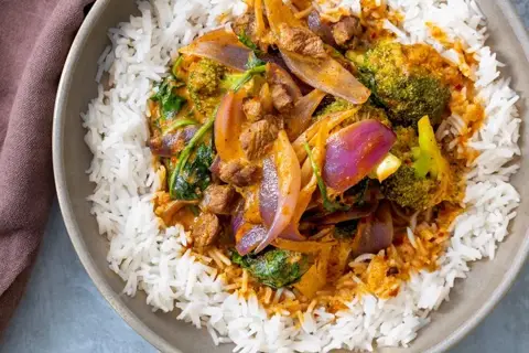 Oksetykkam med massamansauce, spinat, broccoli og ris