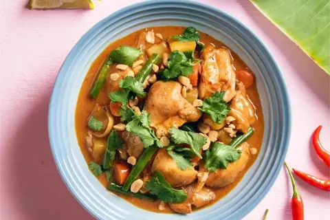 Thailandsk massaman-curry med kylling, kartofler og ris