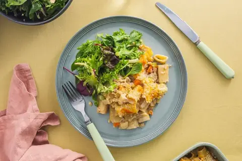 Tuna casserole med grøn salat og oliven