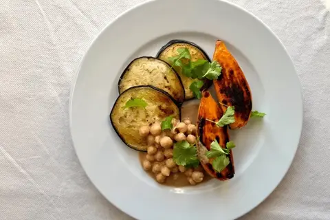 Aubergine, sød kartoffel og cremede kikærter i tahincreme
