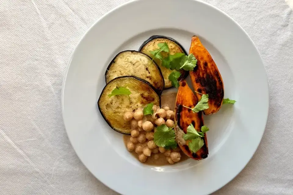 Aubergine, sød kartoffel og cremede kikærter i tahincreme — Skagenfoods eget foto