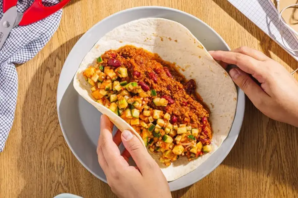 Quick chili con carne i tortilla med æblesalsa — RetNemts eget foto