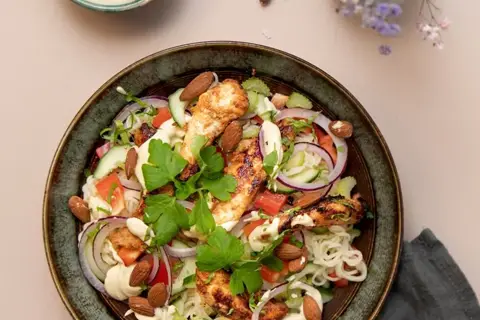 Yoghurtkylling med salte mandler og nudelsalat