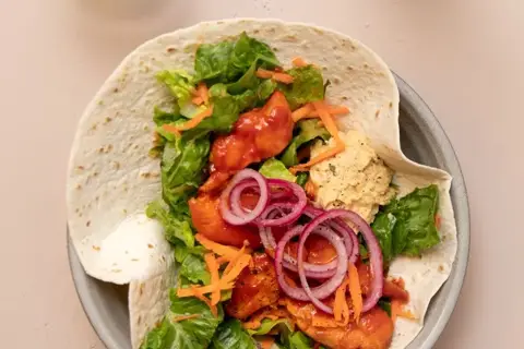 Kyllingewraps med hummus og syltet løg