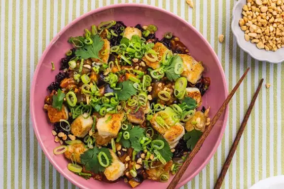 Ristet tofu med gochujang auberginer og sorte ris