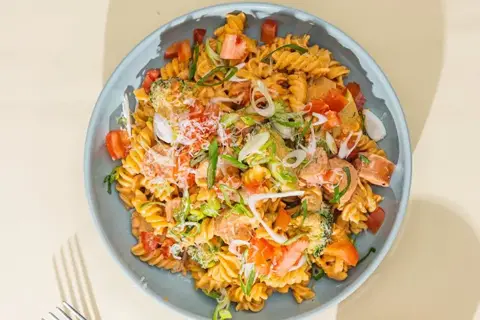 Glutenfri pasta i cremet tomatsauce med linquicapølse og broccoli