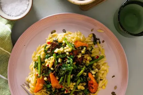 Risoni med estragonsmør, bagte grøntsager og kerner