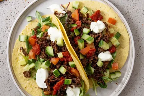 Majs tacos med oksekød, tomatsalsa og salat