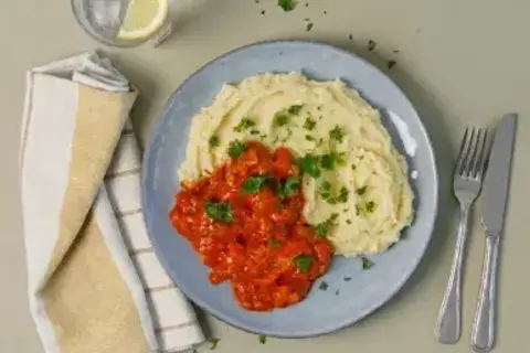 Paprikagryde m. kylling, kartoffelmos og broccoli