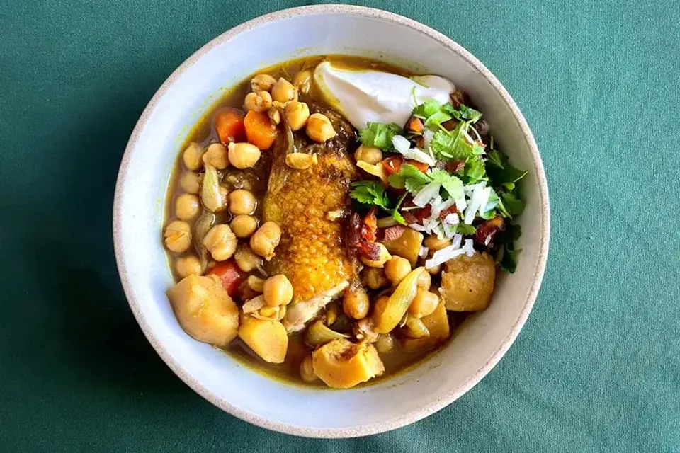 Marokkansk tagine med kylling, abrikos og kikærter — Skagenfoods eget foto
