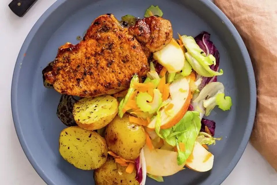 Svinekoteletter med æblesalat og krydderkartofler — RetNemts eget foto
