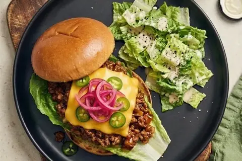 Sloppy Joe med jalapeño, syltede rødløg og cæsarsalat