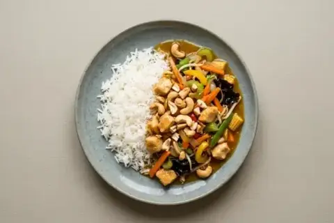 Kylling med jasminris, sur-sød sauce og wokgrønt