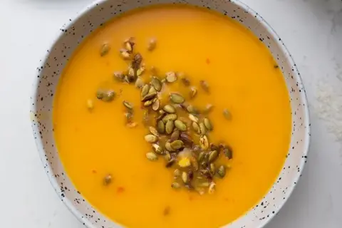 Spicy græskarsuppe med sprøde kerner