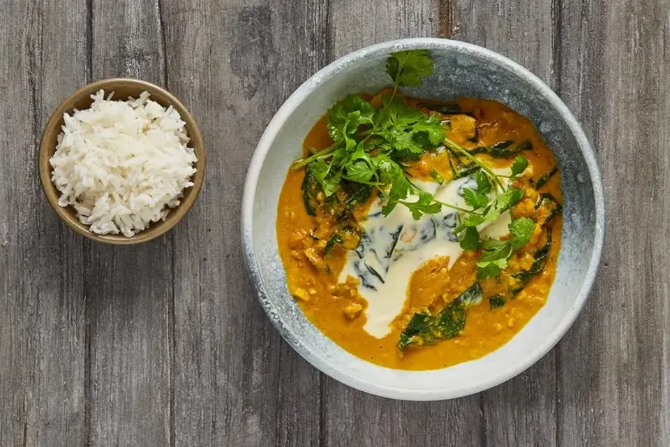 Heat: Kylling korma med spinat, ris, yoghurt og koriander — Skagenfoods eget foto