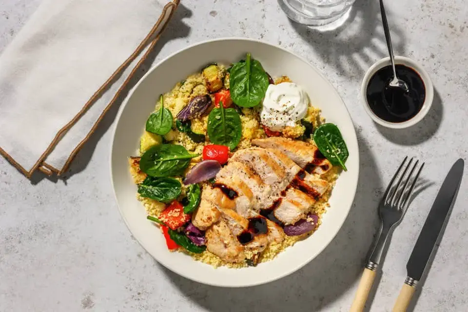 Harissabagt kylling- og couscousbowl — HelloFreshs eget foto