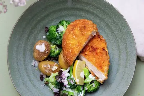 Citronstegt kylling med broccolisalat og kartofler