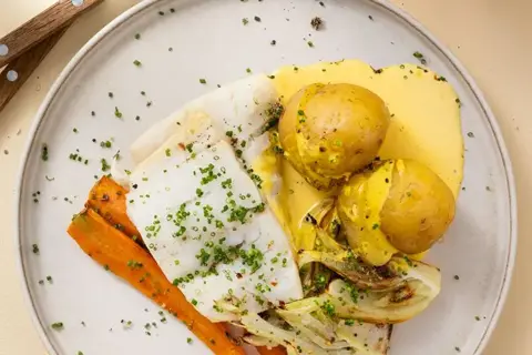 Hvid fisk med ovnbagte grøntsager og bearnaisesauce