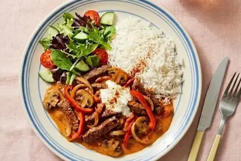 Hurtig stroganoff med basmatiris og salat