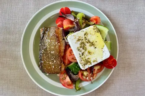Stegt kuller med græsk salat og cannellinibønner