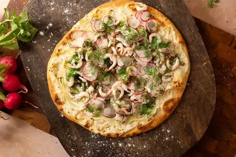 Pizza bianca med bagt fennikel, marinerede rejer i dild-relish serveret med radiser og kålsalat