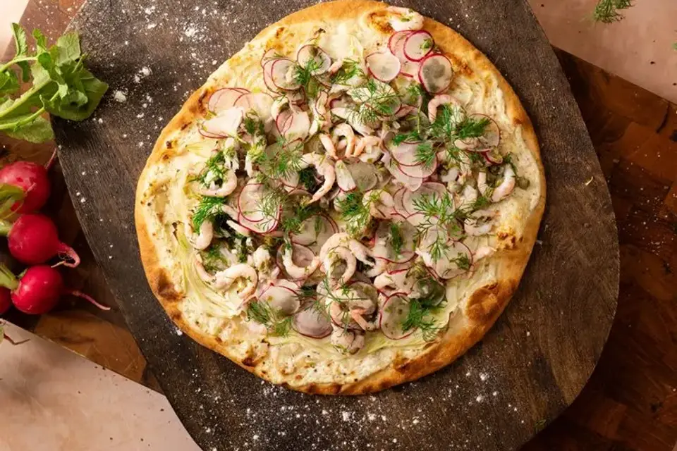 Pizza bianca med bagt fennikel, marinerede rejer i dild-relish serveret med radiser og kålsalat — RetNemts eget foto