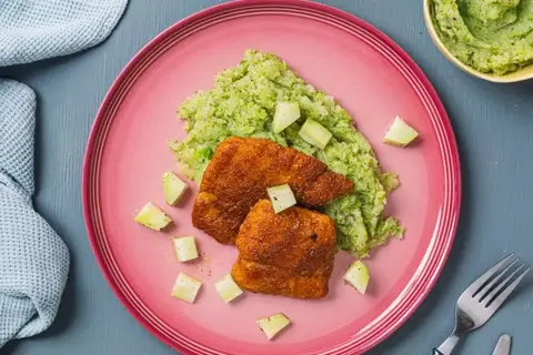Sprød fisk med broccoli-kartoffelmos og marinerede broccolitern